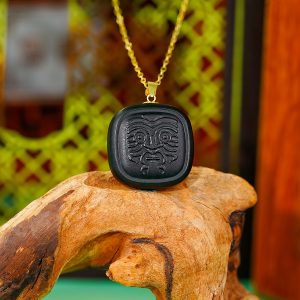 18K金和田玉扎基拉姆吊坠